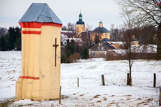 Kapliczka na tle wsi Stoczek Klasztorny. EU, Pl, Warm-Maz.